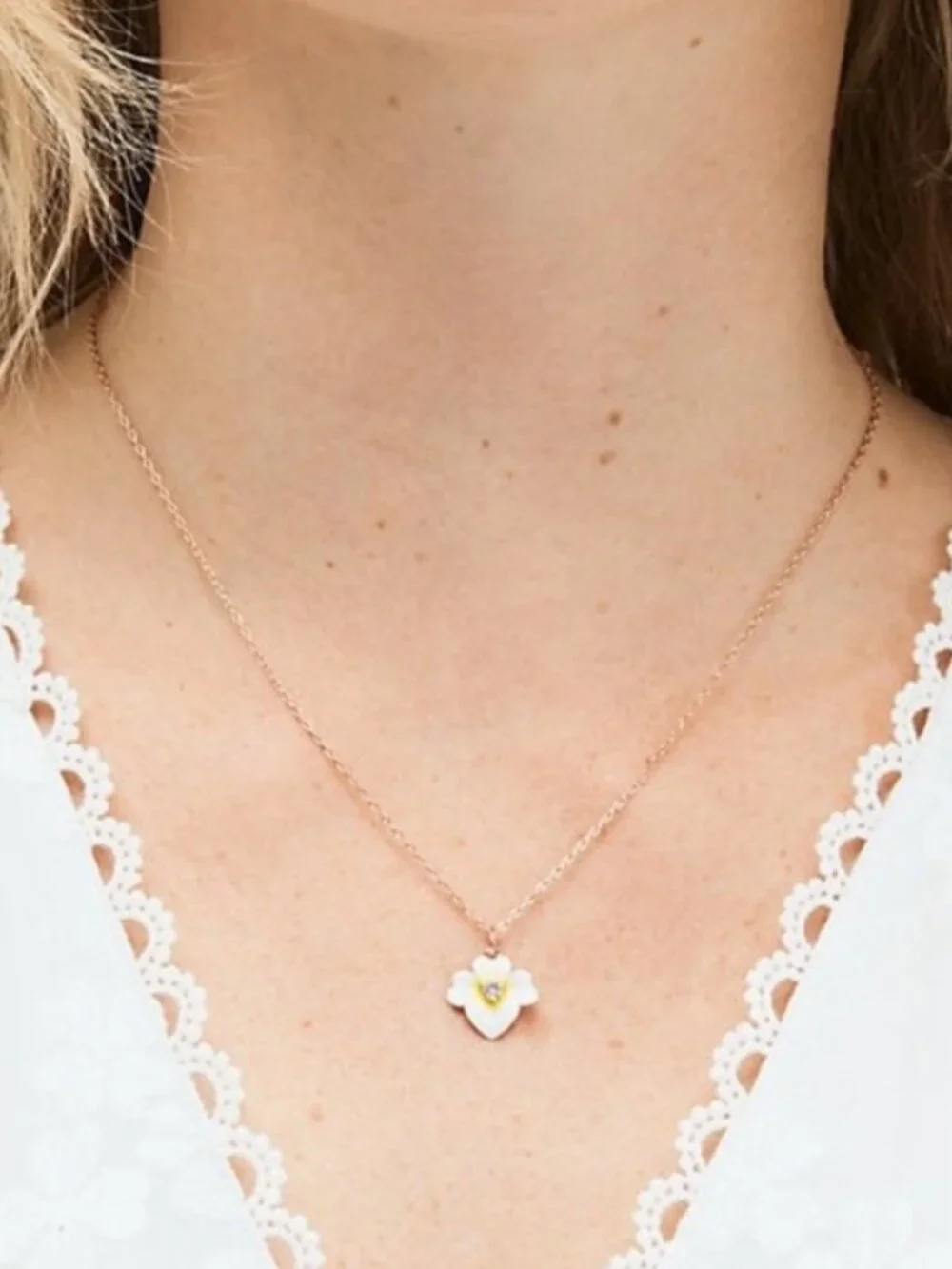 Kate Spade White Enamel Flower Pendant Necklace Gold Tone Pearl Crystal Floral